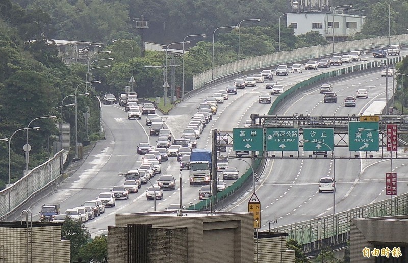 端午連假國道行車攻略，高公局表示，前兩天南下選下午、後兩天北上選上午出發，避開壅塞車潮。（資料照）