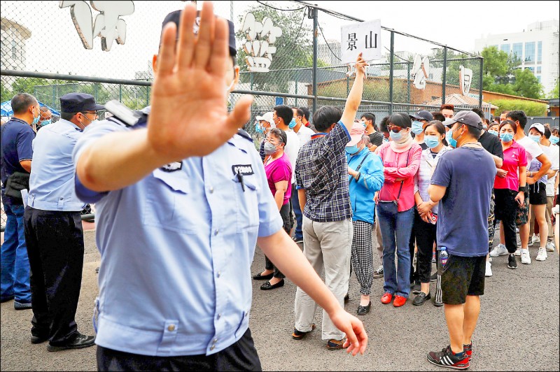 北京居民十七日排隊接受新冠病毒基因檢測。
（路透）