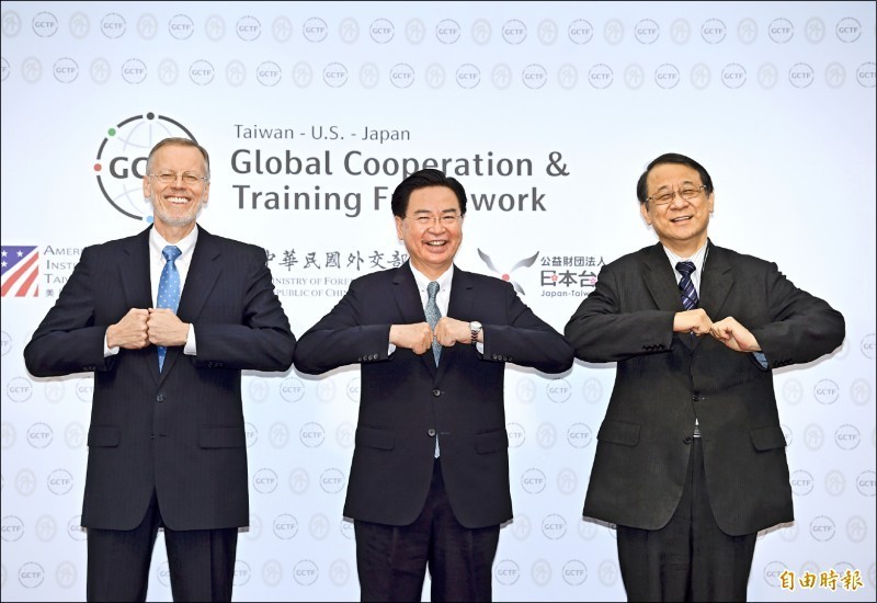 「全球合作暨訓練架構（GCTF）」成立5週年，外交部長吳釗燮（中）、AIT處長酈英傑（左）、日本台灣交流協會台北事務所代表泉裕泰（右）日前同台召開記者會，以手勢宣示GCTF將展現台美日堅實夥伴關係。（資料照）