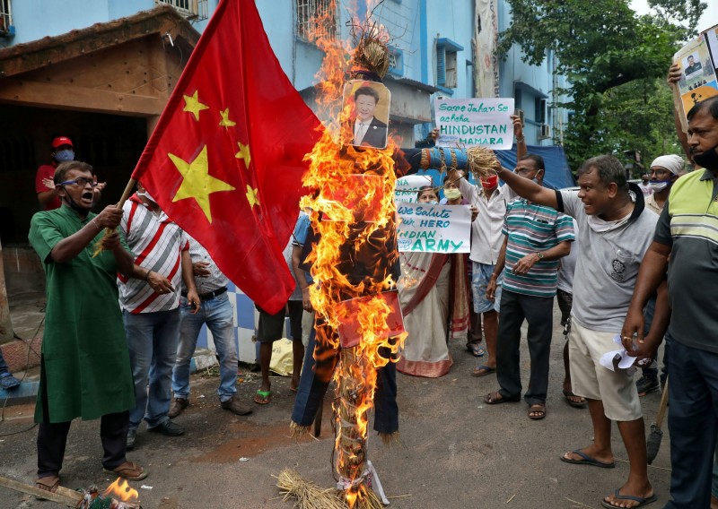 印中軍事衝突後，激化印度民間反中情緒，也再度掀起「抵制中國產品」浪潮。圖為群情激憤的印度人17日燒毀中國國旗及中國領導人習近平肖像。（路透）