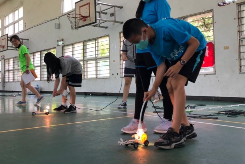 北北基創意太陽能車競賽，活動充滿創意，雖然天氣十分炎熱，但是每個參賽的孩子都專注投入，盡情享受比賽。（記者俞肇福翻攝）