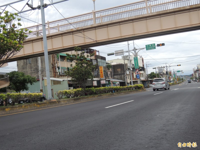 新竹市今年度的路平計畫17日啟動，今年將重刨鋪19條主要道路，面積30萬平方公尺，累計路平計劃今年第6年，將朝路平面積300萬平方公尺的目標邁進。（記者洪美秀攝）