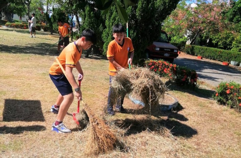 北門蚵寮國小畢業生服務學習和感恩之旅，到北門蚵寮保安公園打掃。（記者楊金城翻攝）