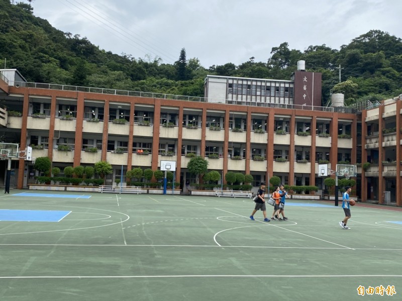 基隆市市立銘傳國中科學大樓（前排建物）與文藝大樓（後排白色建物）校舍老舊，將改建成新大樓，期間現有教室不敷使用，明年入學的銘傳國中七年級新生，將安置到8月廢校的尚智國小校區上課。（記者俞肇福攝）