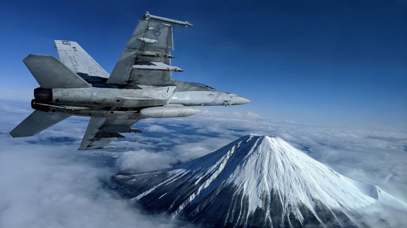 美國海軍航艦「羅斯福號」1架F/A-18F戰機18日訓練時驚傳墜機，機上2名飛官緊急彈射逃生，而F/A-18F戰機則墜入菲律賓海，2名飛官獲救後狀況良好，圖為F/A-18F同款戰機。（路透）