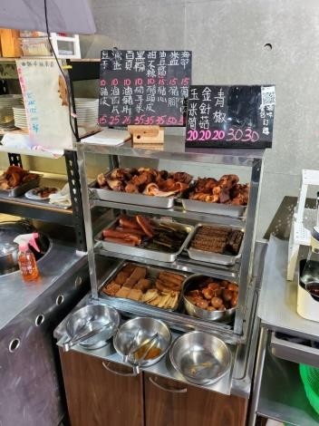 南市法制處稽查滷味麵店，呼籲店家清楚標示價格。（圖由台南法制處提供）