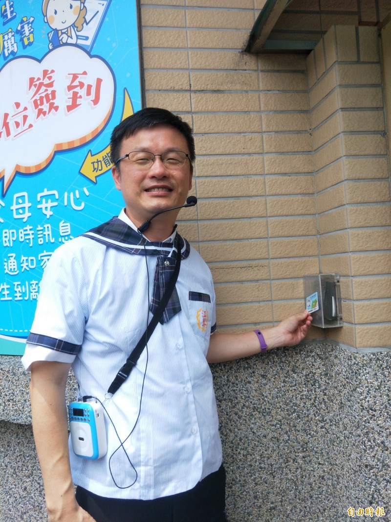 新北市政府教育局長張明文體驗以學生卡在校門口進行數位簽到。（記者何玉華攝）