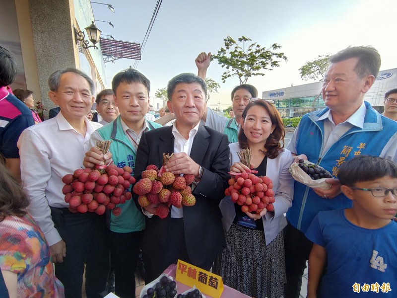 衛福部長陳時中（左3）到南投草屯，地方請吃特產巨無霸荔枝，也請部長幫忙宣傳。（記者佟振國攝）