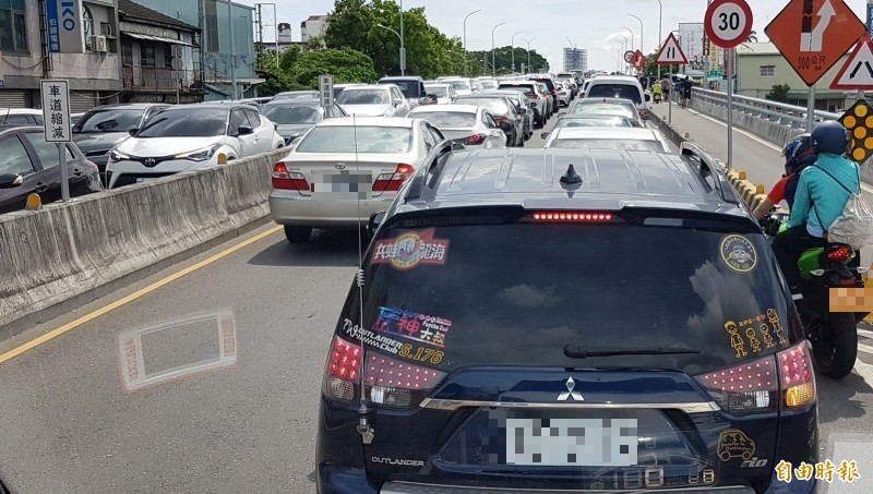 嘉義市博愛陸橋塞車，有如停車場。（記者林宜樟攝）