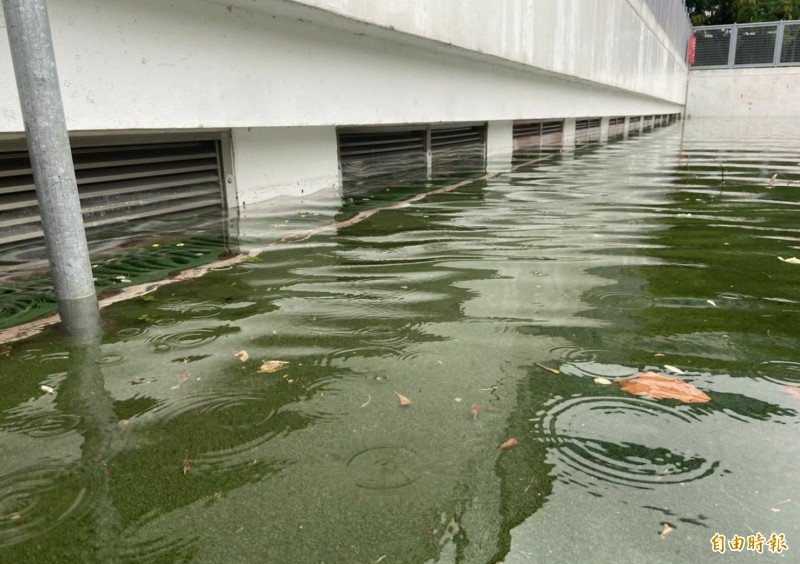 大里運動公園田徑場排水不佳，本月14日的大雨，田徑場淹成小水塘，積水並流進下方的地下停車場。（記者陳建志攝）