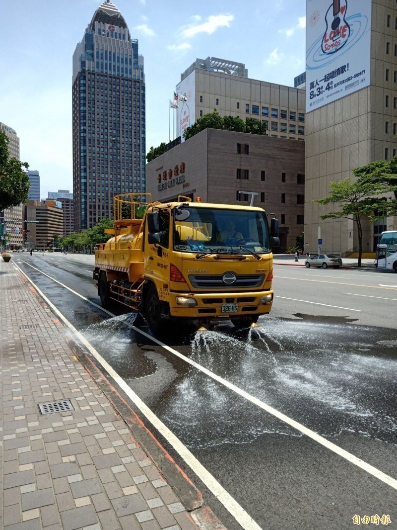 環保局已進行道路高溫灑水累計里程達390公里。（資料照）