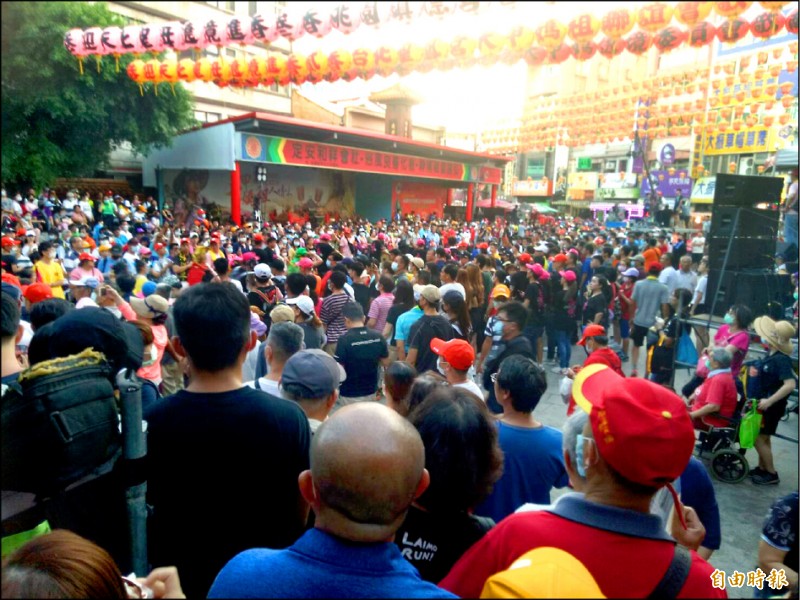 台中大甲媽祖昨回鑾，一路從市郊到鎮瀾宮廣場，信眾熱情相迎。（記者張軒哲攝）