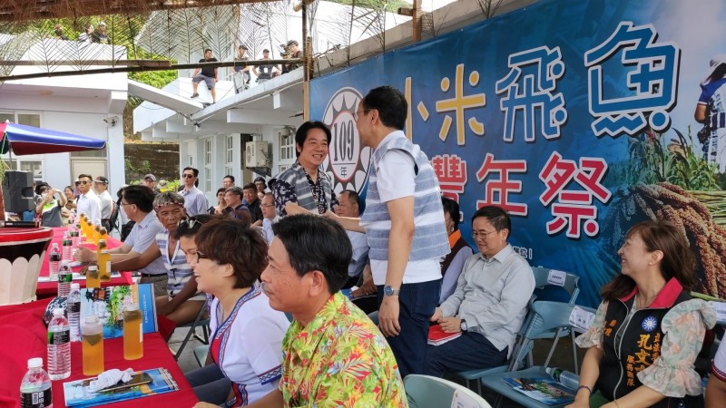 副總統賴清德、前新北市長朱立倫同日造訪蘭嶼，今紅頭頂豐年祭首同台。（記者陳賢義翻攝）