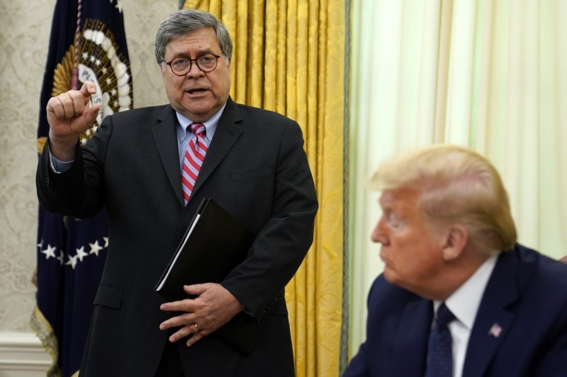 美國總統川普今日在推特分享司法部長巴爾（William Barr）的專訪內容，巴爾說，「大規模郵寄投票絕對為詐欺開了閘門。」（美聯社）