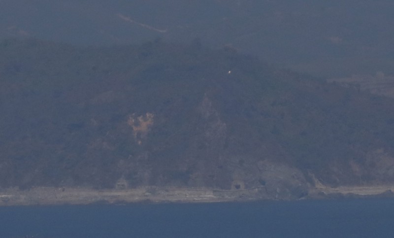 北韓前線岸防砲陣地近期被目擊砲門開啟。圖為北韓岸防砲陣地。（美聯社）