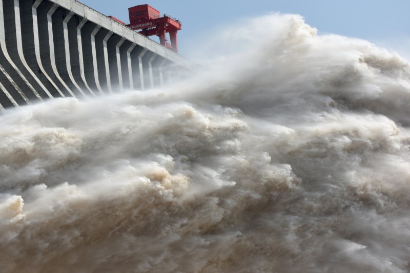 長江中下游近日受暴雨侵襲，多處發生坍方、淹水等災情，長江大壩恐潰堤的傳言不斷。（路透）