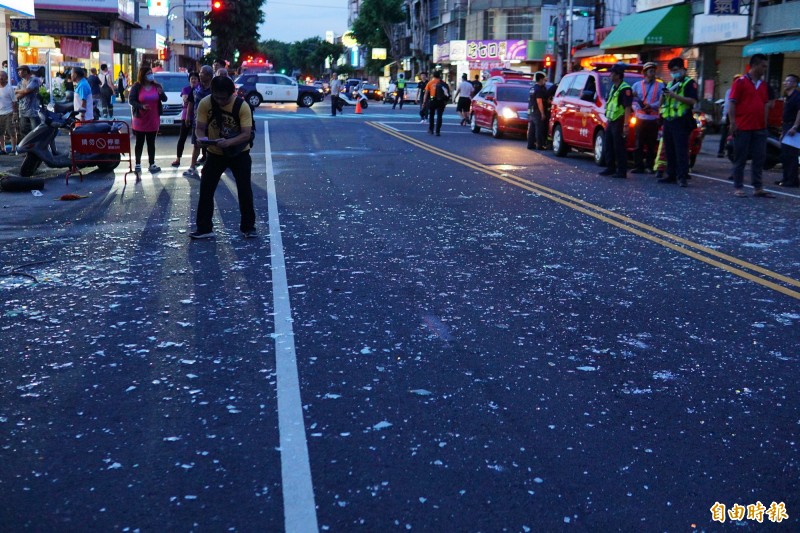 台中市南屯黎明路、楓和路一家麵店今天傍晚發生氣爆，震碎玻璃四射，造成9人受傷。（記者何宗翰攝）