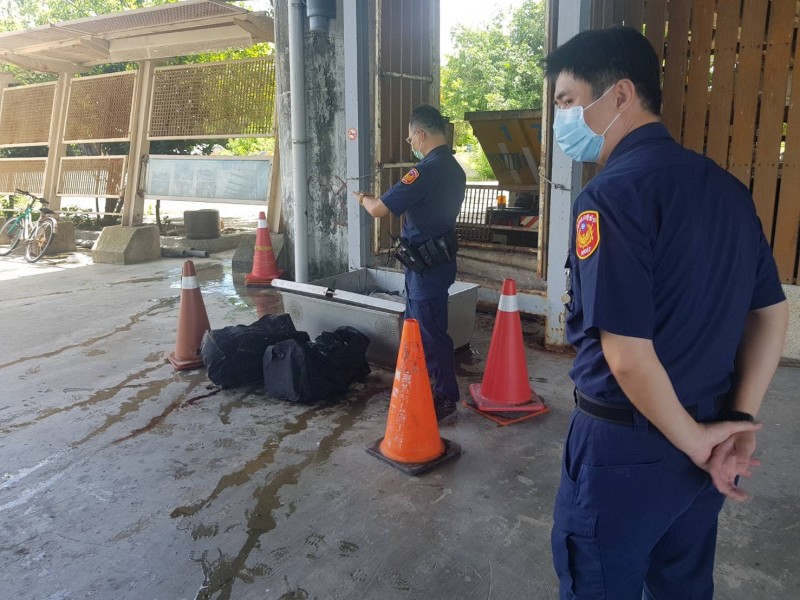 The cleaning team of the Kaohsiung City Government Environmental Protection Bureau salvaged two travel bags at the closure station of Xingchuan in the Aihe branch this morning. The cleaning team opened one of the travel bags and suddenly found a body with a suspected calf in it.  (Provided by Gaoshi Environmental Protection Bureau)