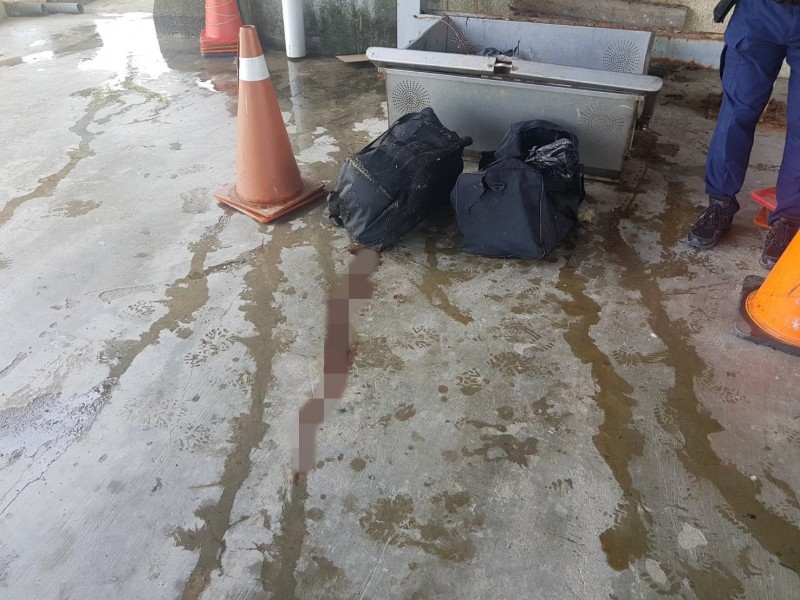 The cleaning staff of the Gaoshi Environmental Protection Bureau salvaged two travel bags at the interception station of Xingchuan in the Aihe branch line this morning, and was surprised to see that there was a suspected shank in the leg.  (Provided by Gaoshi Environmental Protection Bureau)