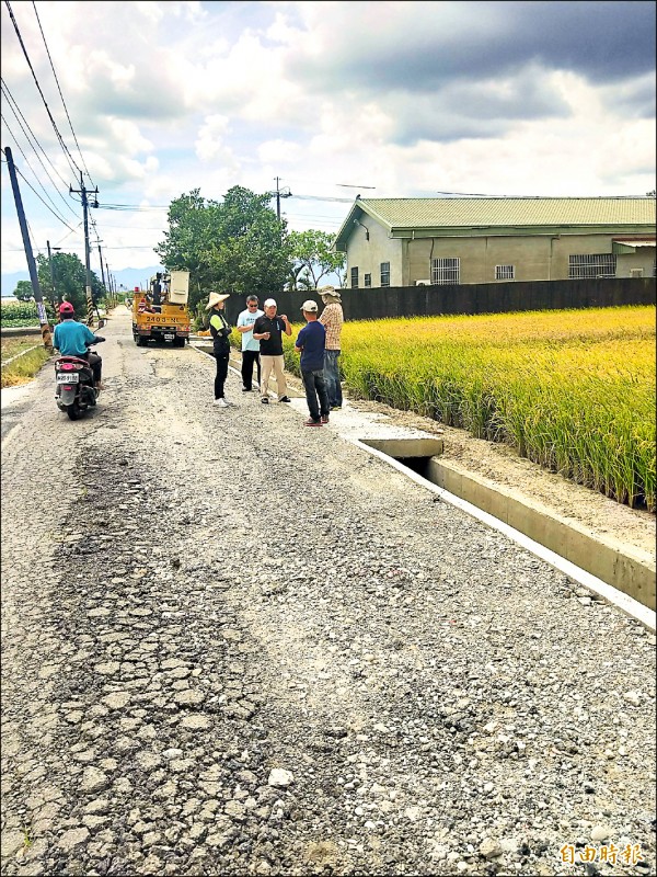 嘉義縣議員林緗亭、水上鄉民代表劉龍春等昨天會勘該處農路。（記者林宜樟攝）