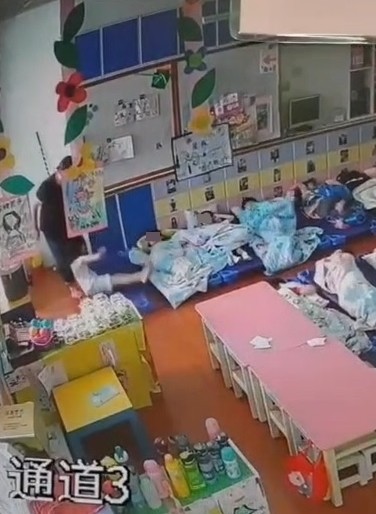 嘉義縣民雄鄉某私立幼兒園發生女童疑似遭到老師施虐監視畫面。（擷取畫面）