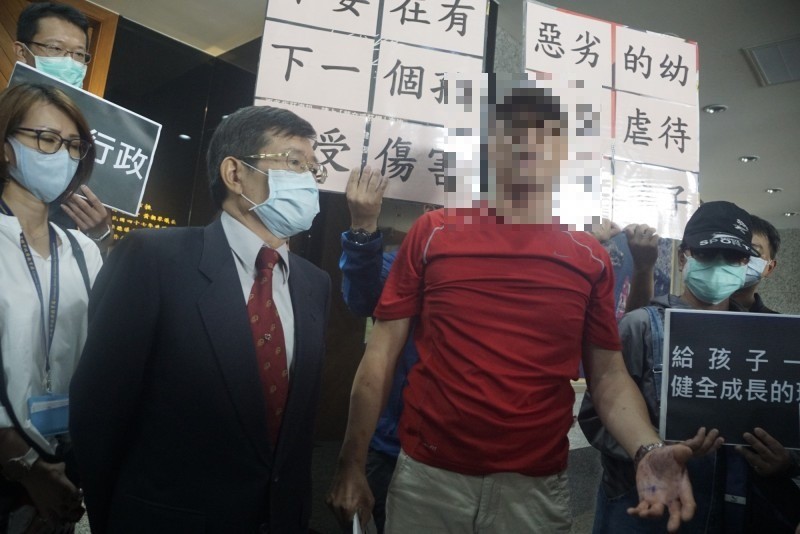 手臂拗到骨折！高雄幼兒園驚傳多名幼童受虐  楊明洲震怒徹查