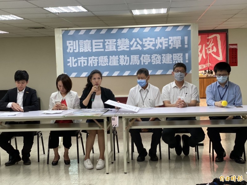 台北市議員林亮君（左三）、簡舒培（左二）、苗博雅（左一）今上午召開記者會，痛批柯市府放水大巨蛋。（記者楊心慧攝）