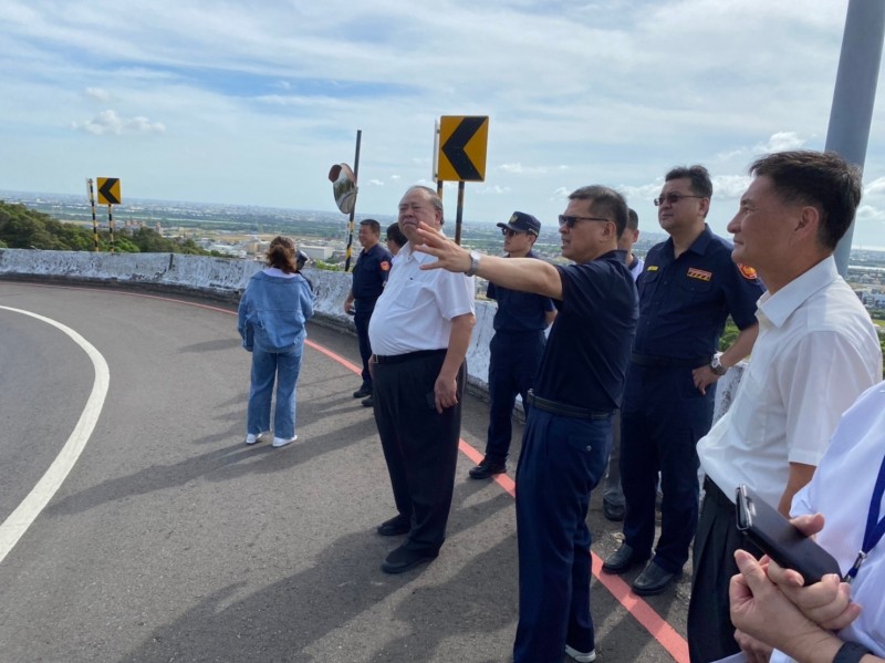 副市長陳子敬會勘華山路，警局及環保局今晚上加強取締重機飆車（記者蘇金鳳翻攝）