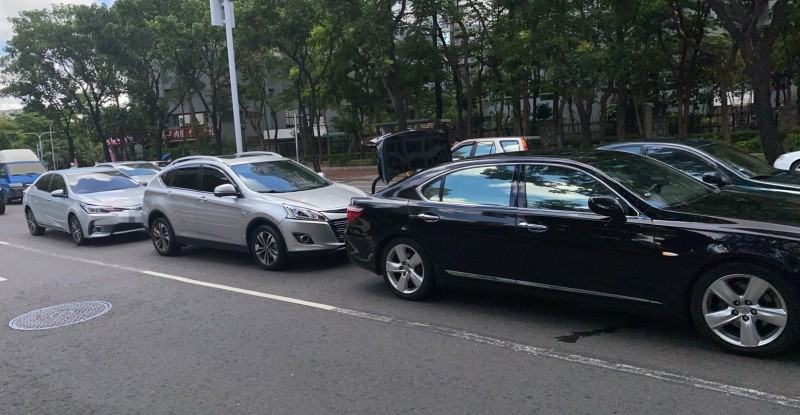 李喬如（左一）開車追撞前方車輛，導致2人受傷。（記者洪定宏翻攝）