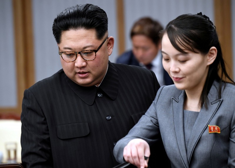 圖為北韓領導人金正恩（左）及其妹妹金與正。（路透）