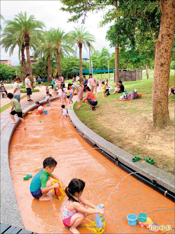 頭份市公所於6月27日至8月30日，開放頭份運動公園水漾步道。（記者鄭名翔攝）
