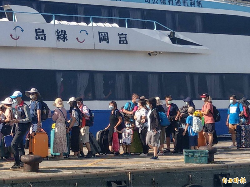 台東富岡漁港湧現往綠島的搭船人潮。（記者黃明堂攝）