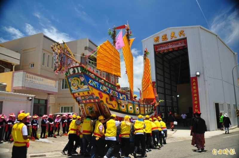 鎖港北極殿王船出廠打船醮，用了30名壯丁，宛若陸上行舟。（記者劉禹慶攝）