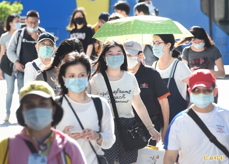 食藥署預告「輸入藥物邊境抽查檢驗辦法」，最快7月啟動邊境抽查檢驗，防劣質口罩進入台灣市場。圖為民眾外出戴口罩畫面。（資料照）