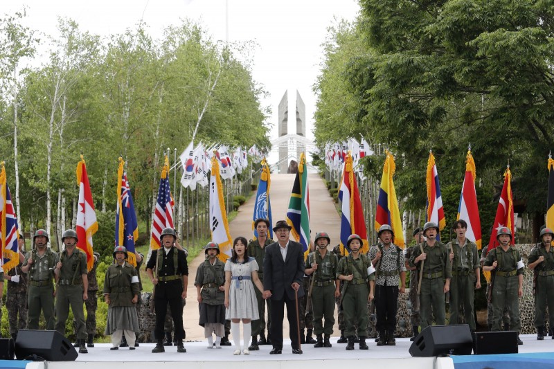 南韓在南北韓非軍事區附近低調舉辦韓戰爆發70週年紀念活動，圖為身穿韓戰時期軍服演員。（美聯社）