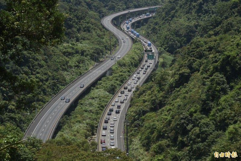 國5南下連塞22小時創紀錄，中午過後還有車潮要上路。圖為國道5號坪林往宜蘭方向湧入車潮。（記者簡榮豐攝）