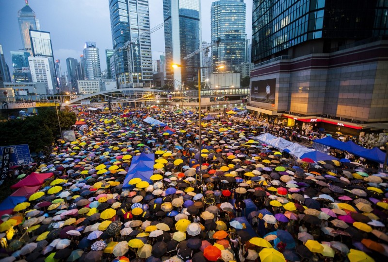 香港日前通過「國歌法」，電影發行商擔心違法，傘運紀錄片導演陳耀成決定將片中演奏中國國歌的片段剪掉。圖為2014年10月28日的雨傘革命示威活動。（歐新社）