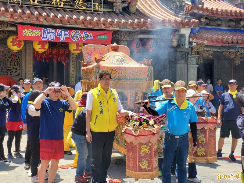 苗栗縣竹南鎮中港慈裕宮今天依循傳統，於端午節中午舉辦「祭江洗港」儀式，盛大遶境。（記者蔡政珉攝）