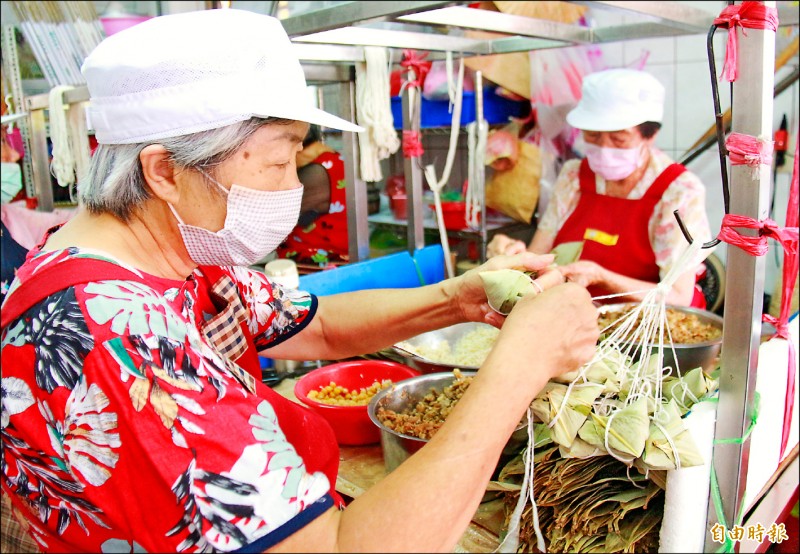 肉粽店由一群阿嬤級閨蜜組成綁粽部隊，20秒就能包一顆。（記者陳冠備攝）