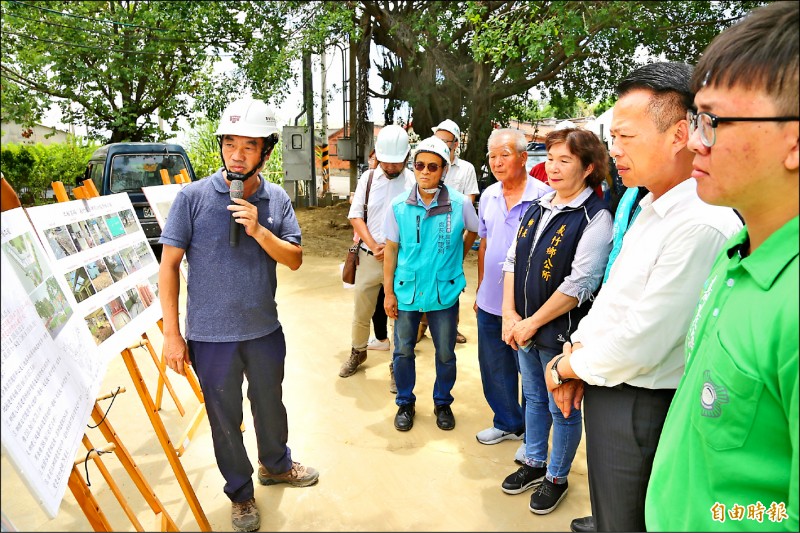 嘉義縣長翁章梁（右二）視察義竹國小埤前分校改建為義竹長青樂活中心的工程進度。（記者林宜樟攝）