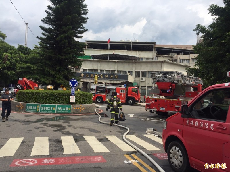 台大雲林分院斗六院區舊大樓今天下午傳出火警，幸無人員受傷。（記者林國賢攝）