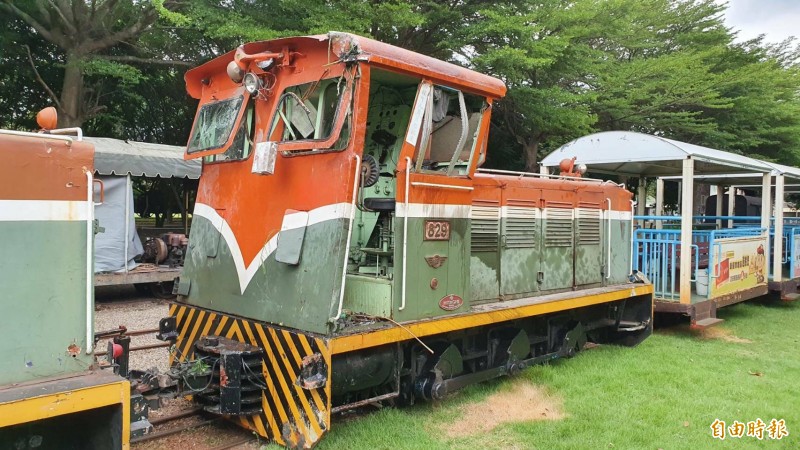 遭撞的火車頭已被拖回溪湖糖廠，準備修復。（記者陳冠備攝）