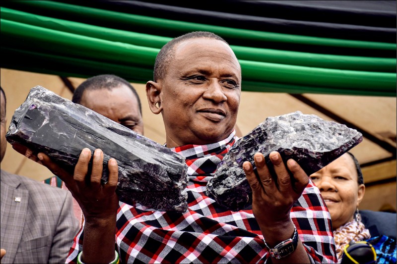 52歲東非礦工挖到坦桑石 賣1億蓋學校