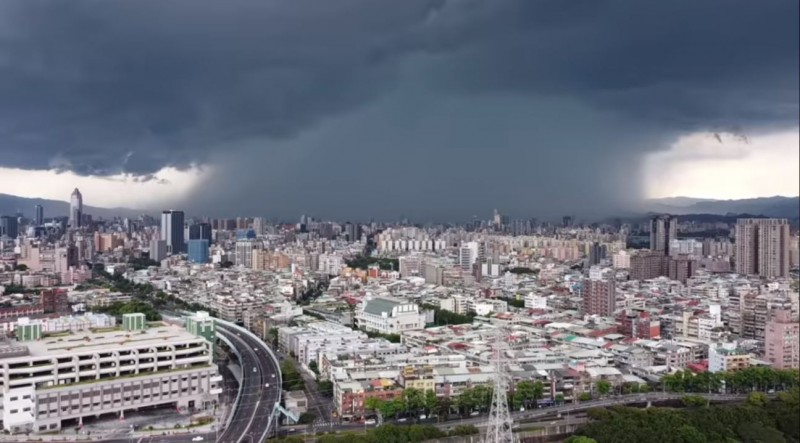 原PO貼出今日下午拍下的板橋雨瀑奇景。（圖擷自爆料公社）