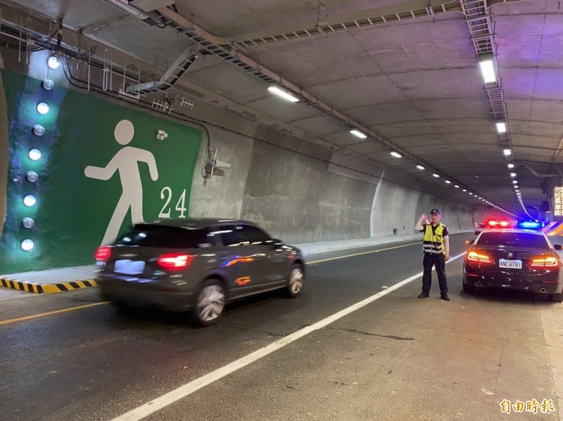 蘇花路廊北上車潮漸湧，公路總局預估午前將湧現更多車流，深夜才能緩解。圖為蘇花改連假隧道車流。（資料照）