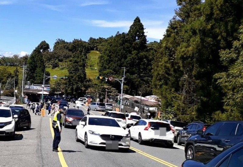 清境地區上午仍車子極多，警方辛苦指揮交通。（仁愛警方提供）