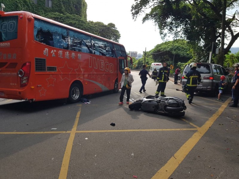 台北市陽明山仰德大道今日下午近4時左右發生連環車禍事件，造成7人受傷。（記者劉慶侯翻攝）