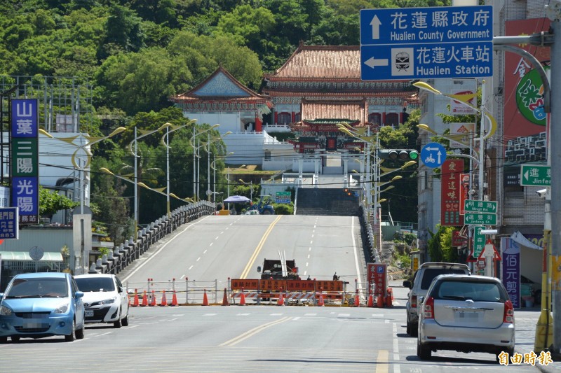 花蓮市震災「尚志橋」暫定6月30日通車，市民迫不及待。（記者王峻祺攝）