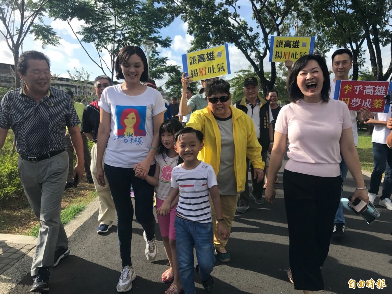 李眉蓁參訪小港森林公園，牽起小朋友的手遊園。（記者洪臣宏攝）