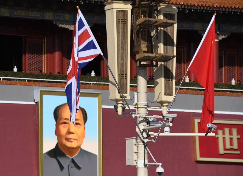 英國倫敦國王學院政策研究所指出，英國重新審視英中關係刻不容緩。圖為中國北京天安門廣場上的中國和英國國旗。（法新社檔案照）